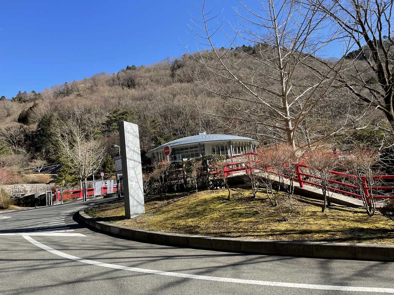 霊園正面入り口・管理事務所