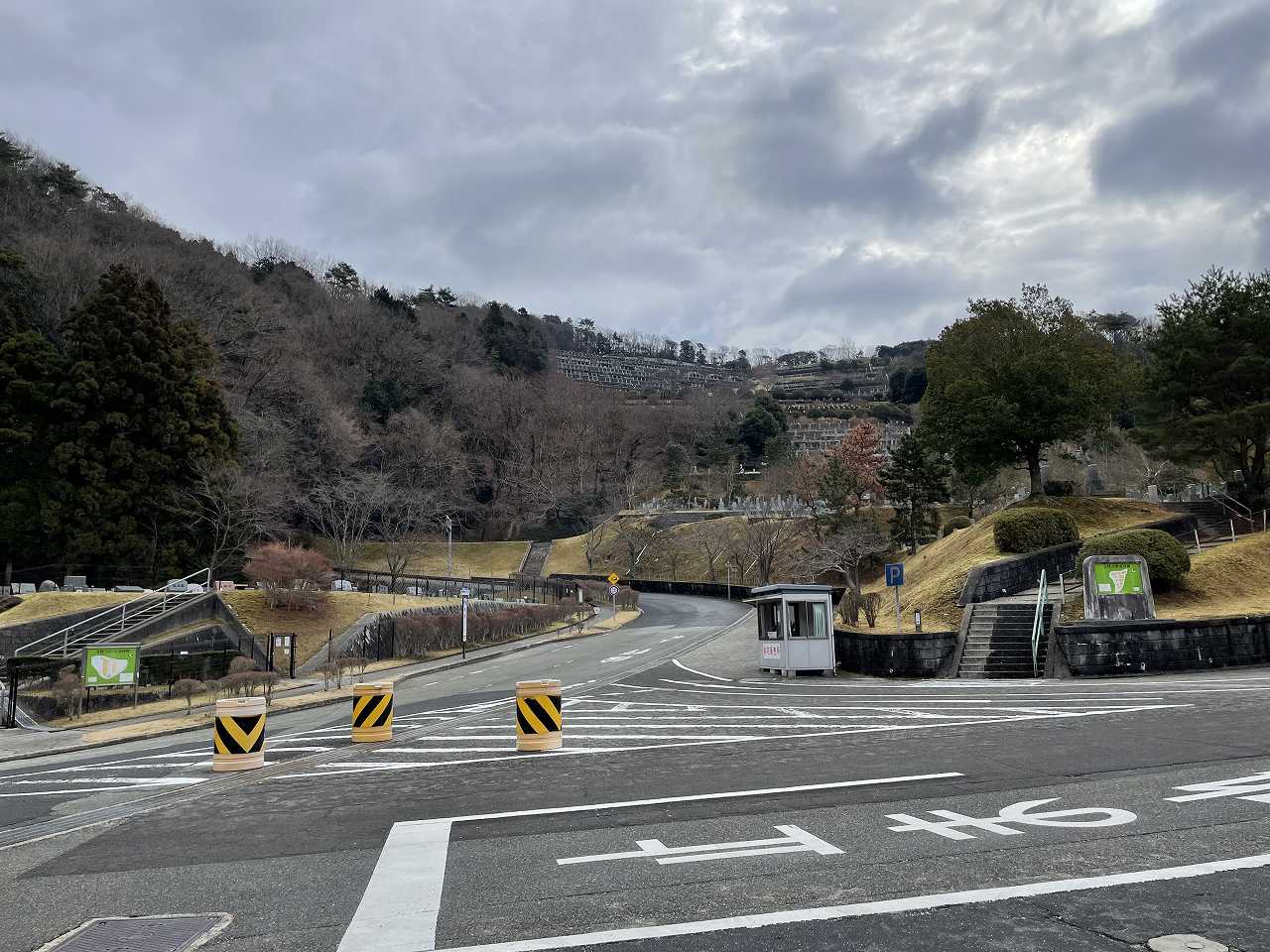 バス通り・5区バス停風景