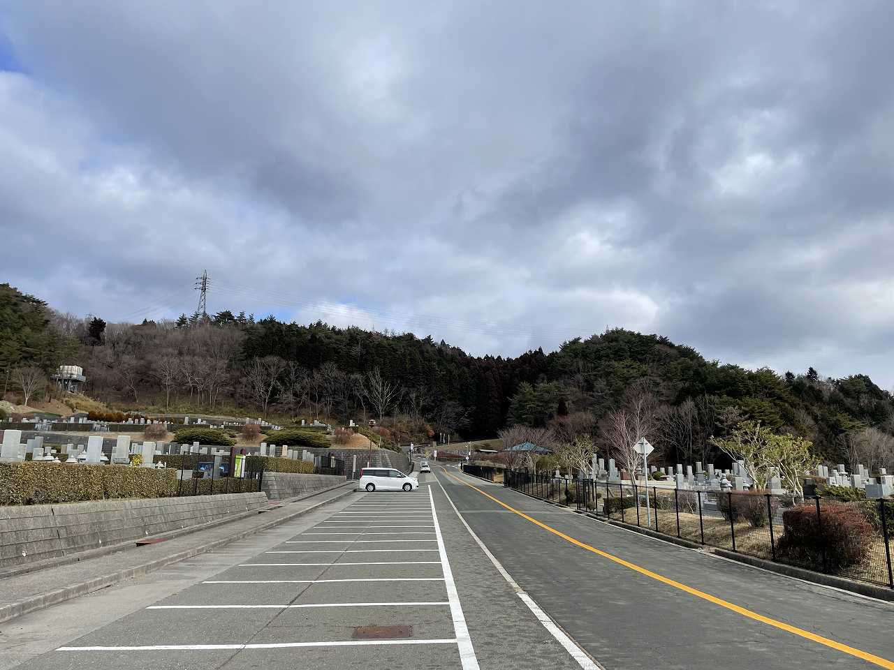 バス通り（北東方向）北口バス停風景