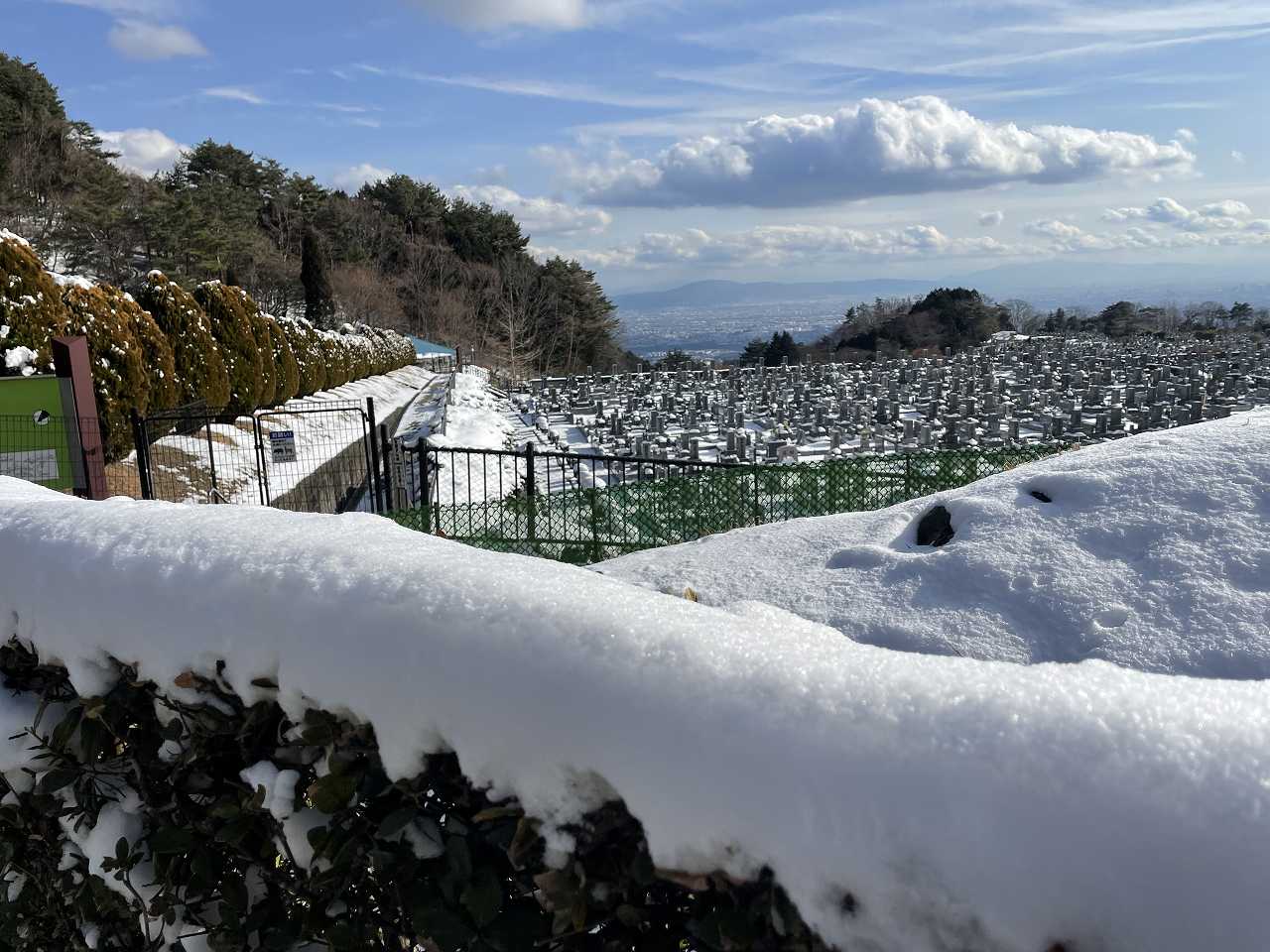 園内約10㎝前後の残雪あり