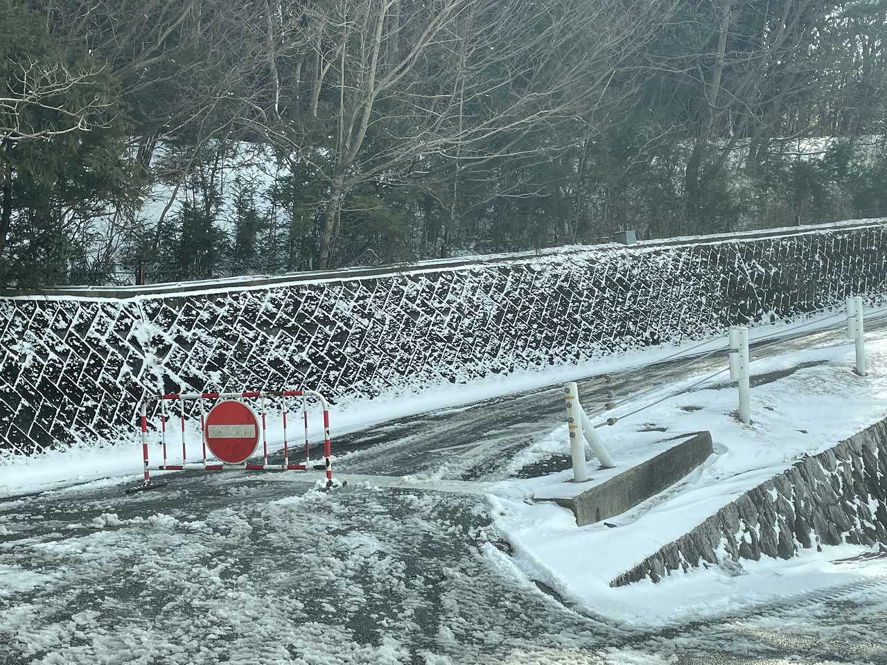 階段墓域入口（残雪・凍結の為）進入注意