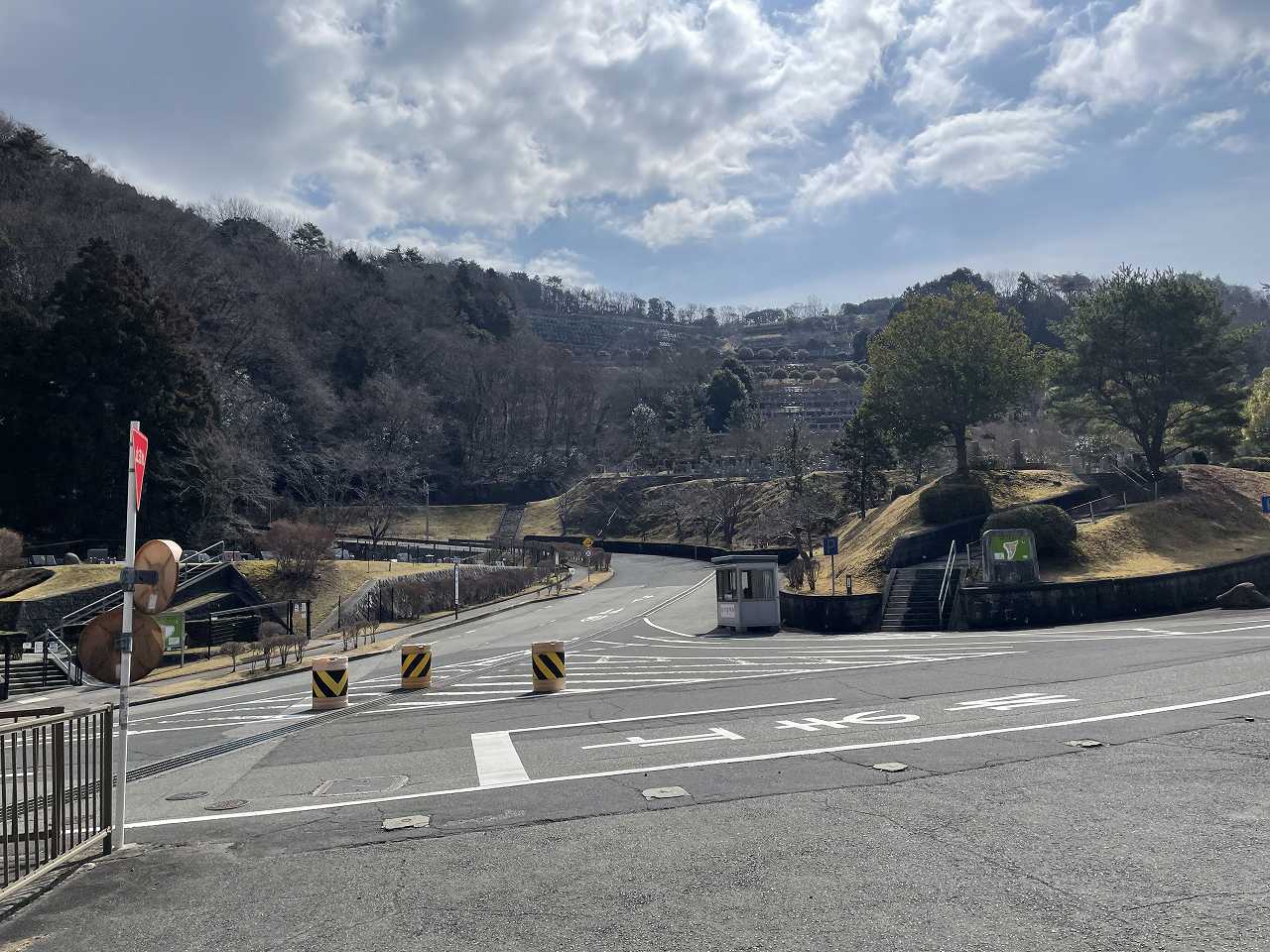 5区バス停から階段墓域風景