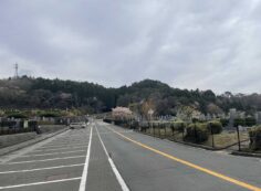 バス通り（北東方向）北口バス停風景