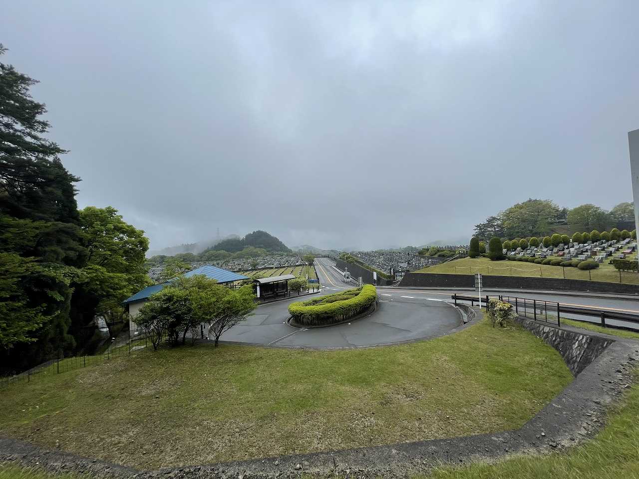 霊園北入り口から園内風景