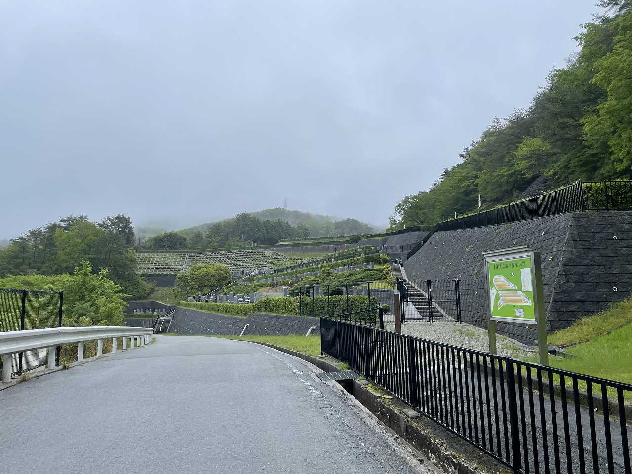 10区バス停・高山旧道路へ