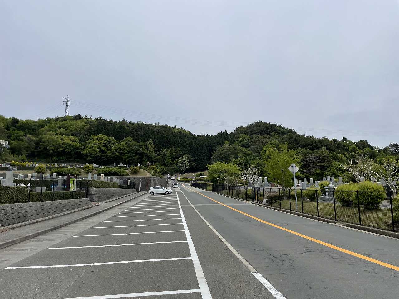 バス通り（北東方向）北口バス停風景