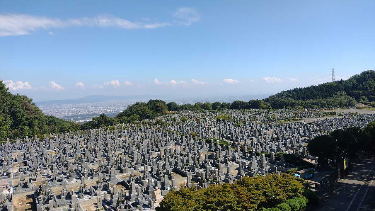 11区1番墓所から園内（南方向）