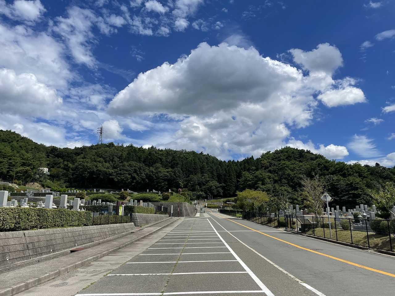 バス通り（北東向き）北口バス停方向