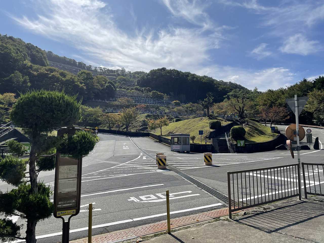 5区バス停から霊園風景