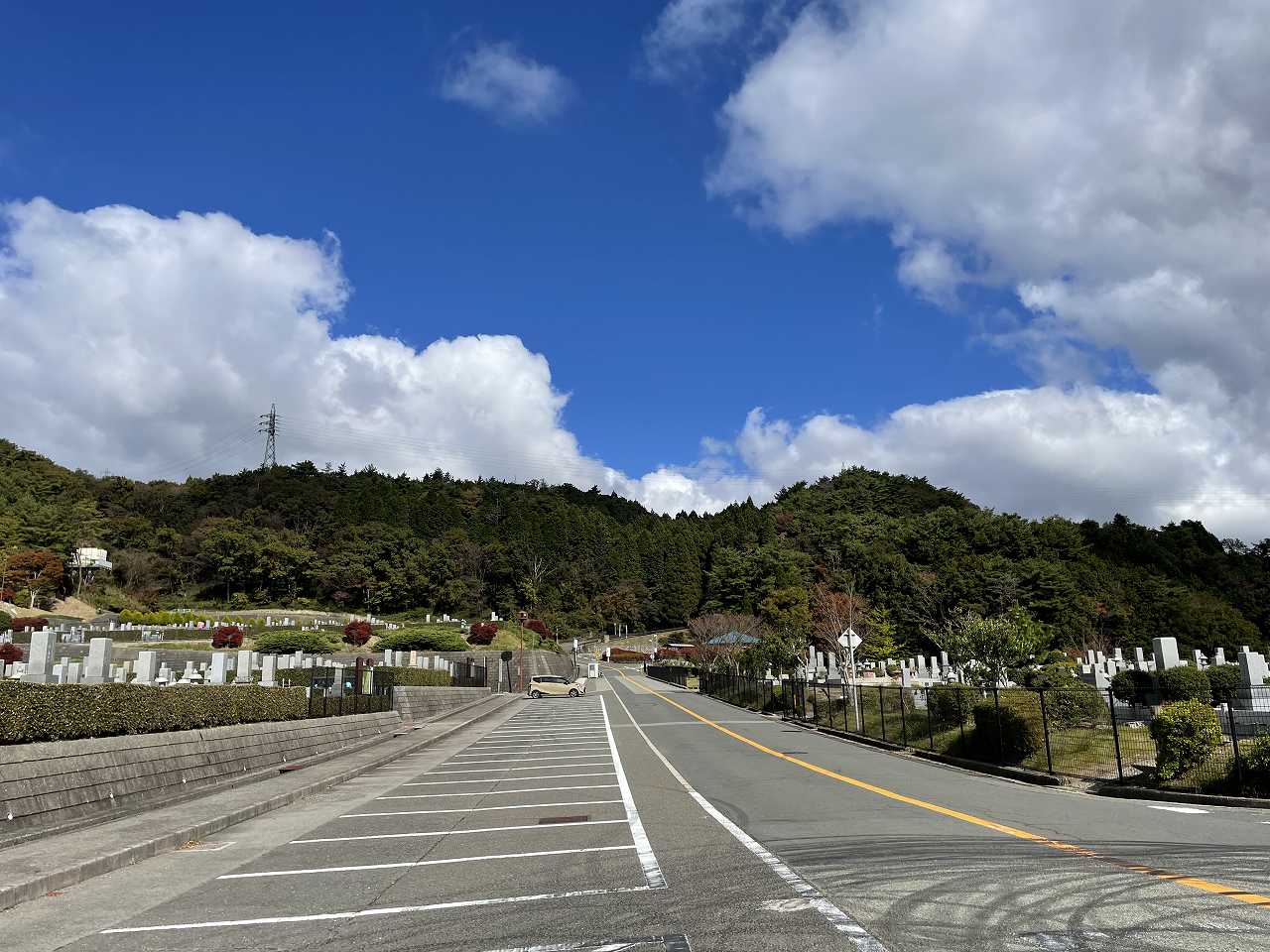 バス通り（北東向）北口バス停方面