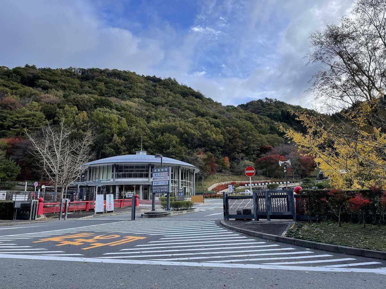 霊園正面入り口・管理事務所