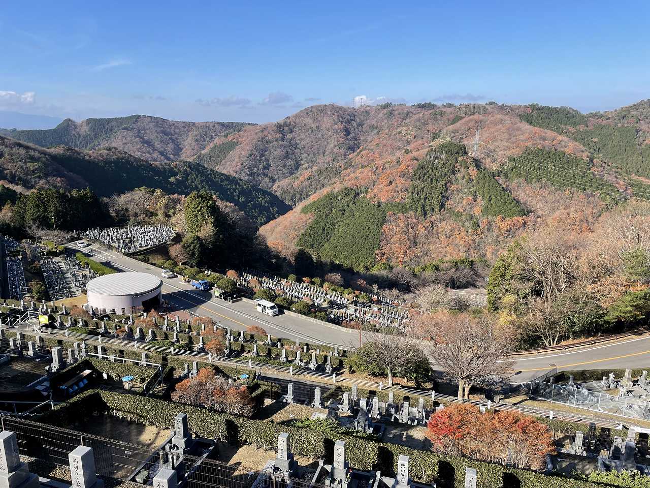 7区6番墓所から7区バス停休憩所風景