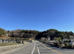 バス通り（北東向）霊園北入り口風景