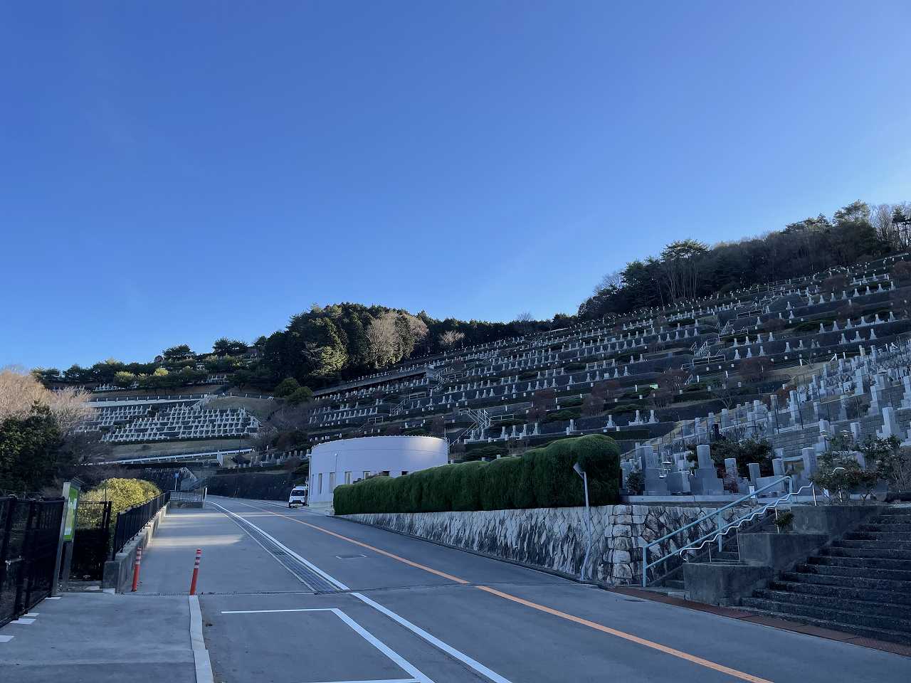 バス通り7区墓所バス停風景