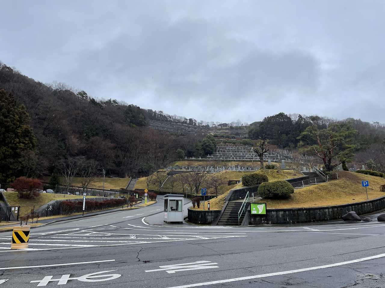 5区墓所バス停風景