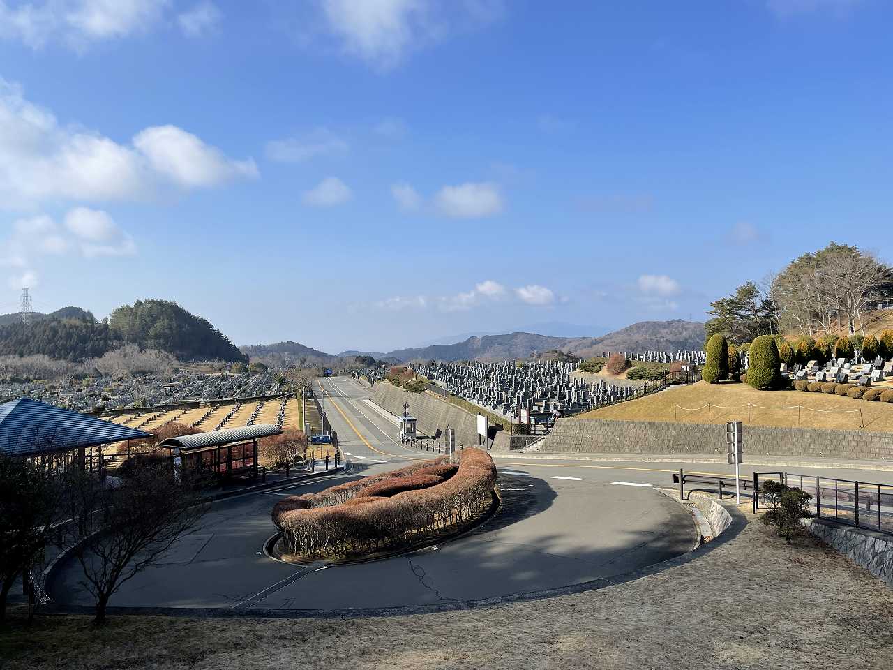 霊園北入り口から園内風景