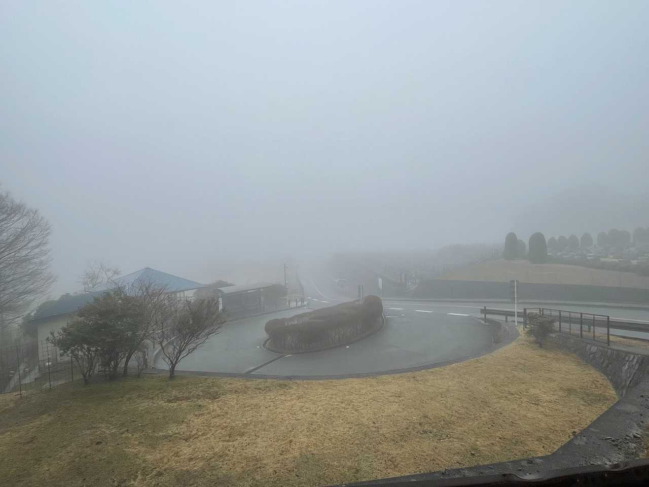 霊園北入り口から風景（濃霧）