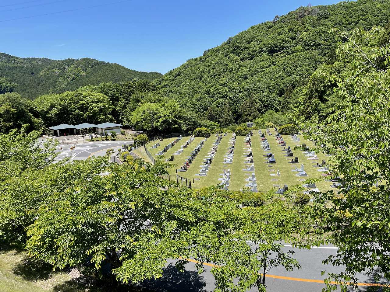 5区1番墓所から5区芝生墓所風景