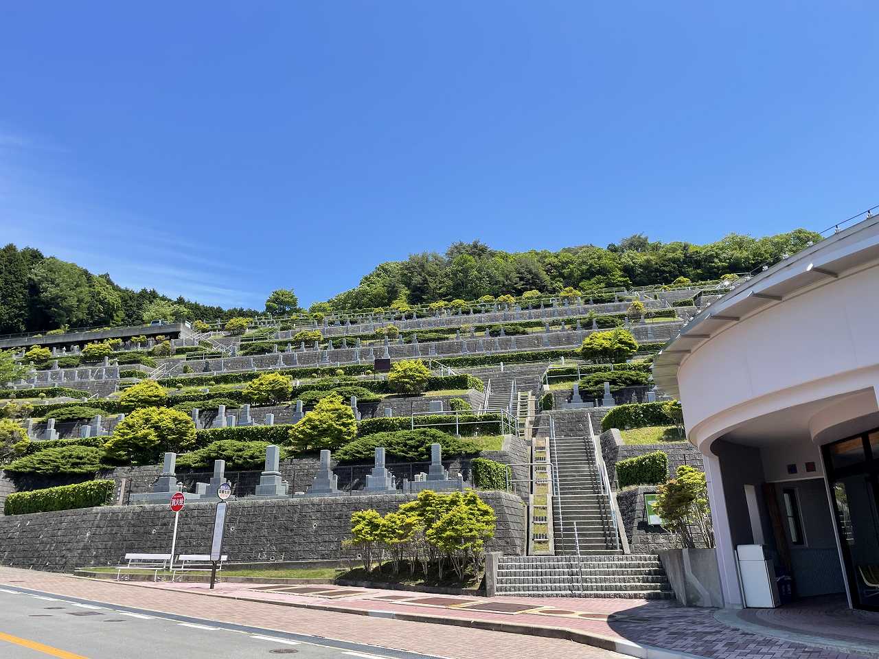 バス通り・7区墓所バス停風景