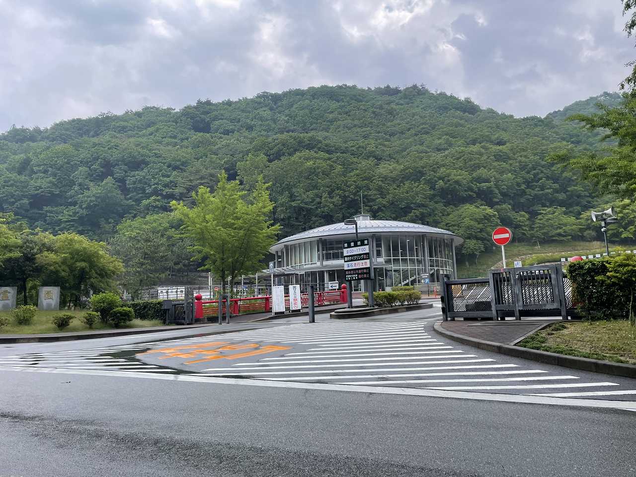 霊園正面入り口・管理事務所