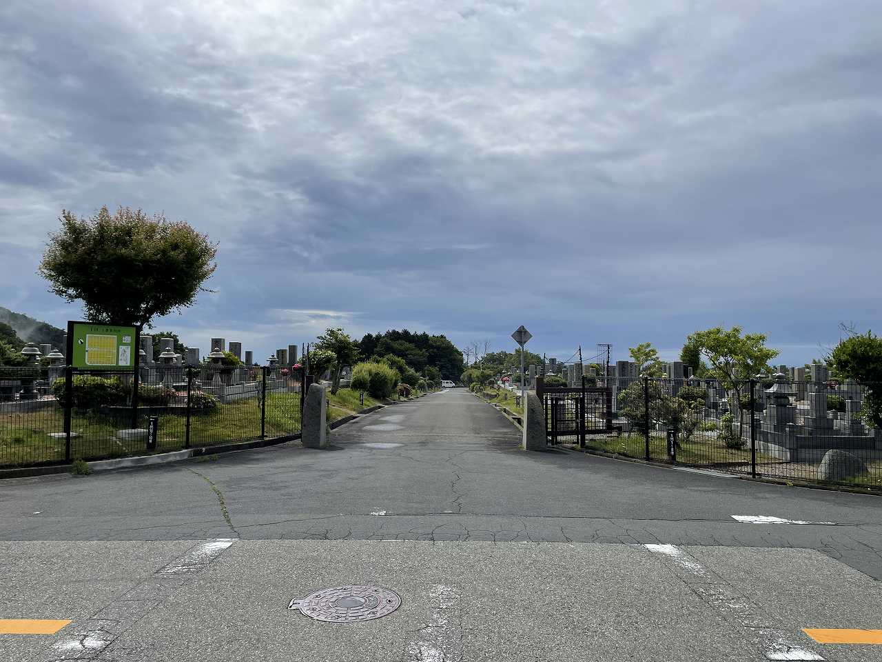 バス通り’（東向き）1区4/6番墓所入口