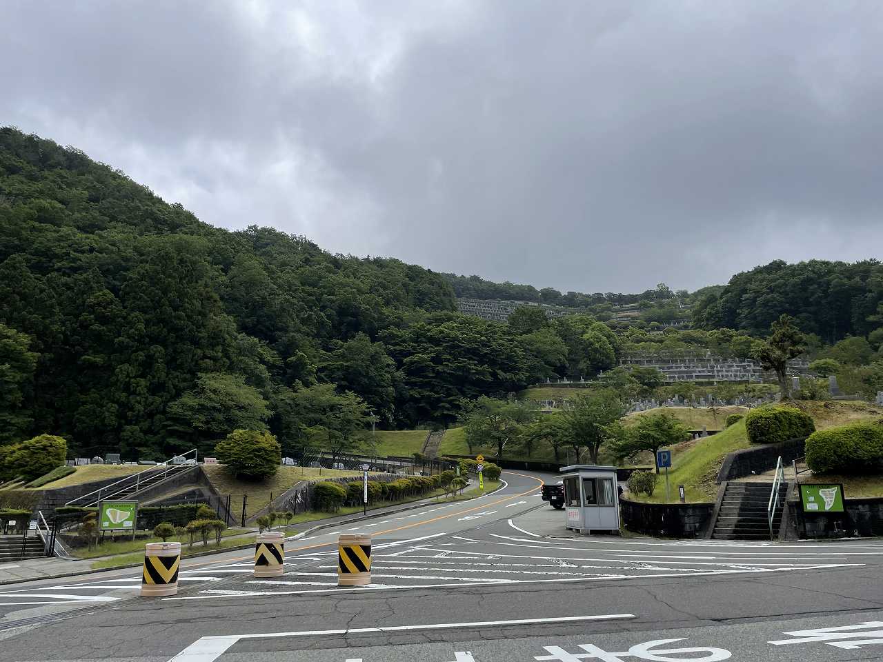 バス通り5区番墓所バス停からの風景