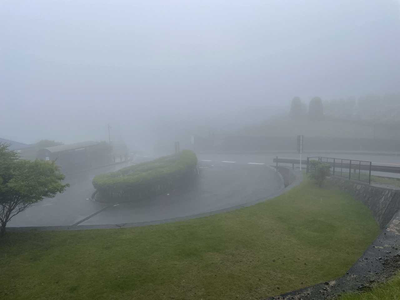 霊園北入り口から風景（濃霧）