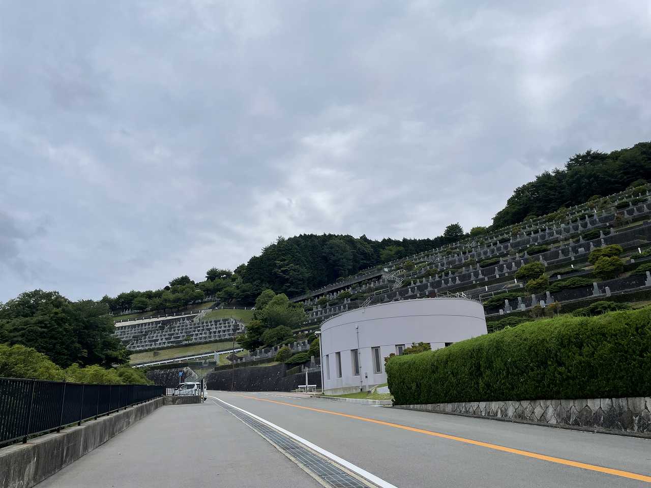 バス通り7区バス停風景