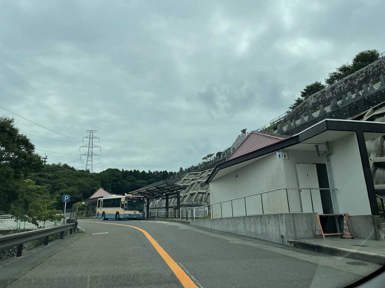 バス通り・8区バス停風景