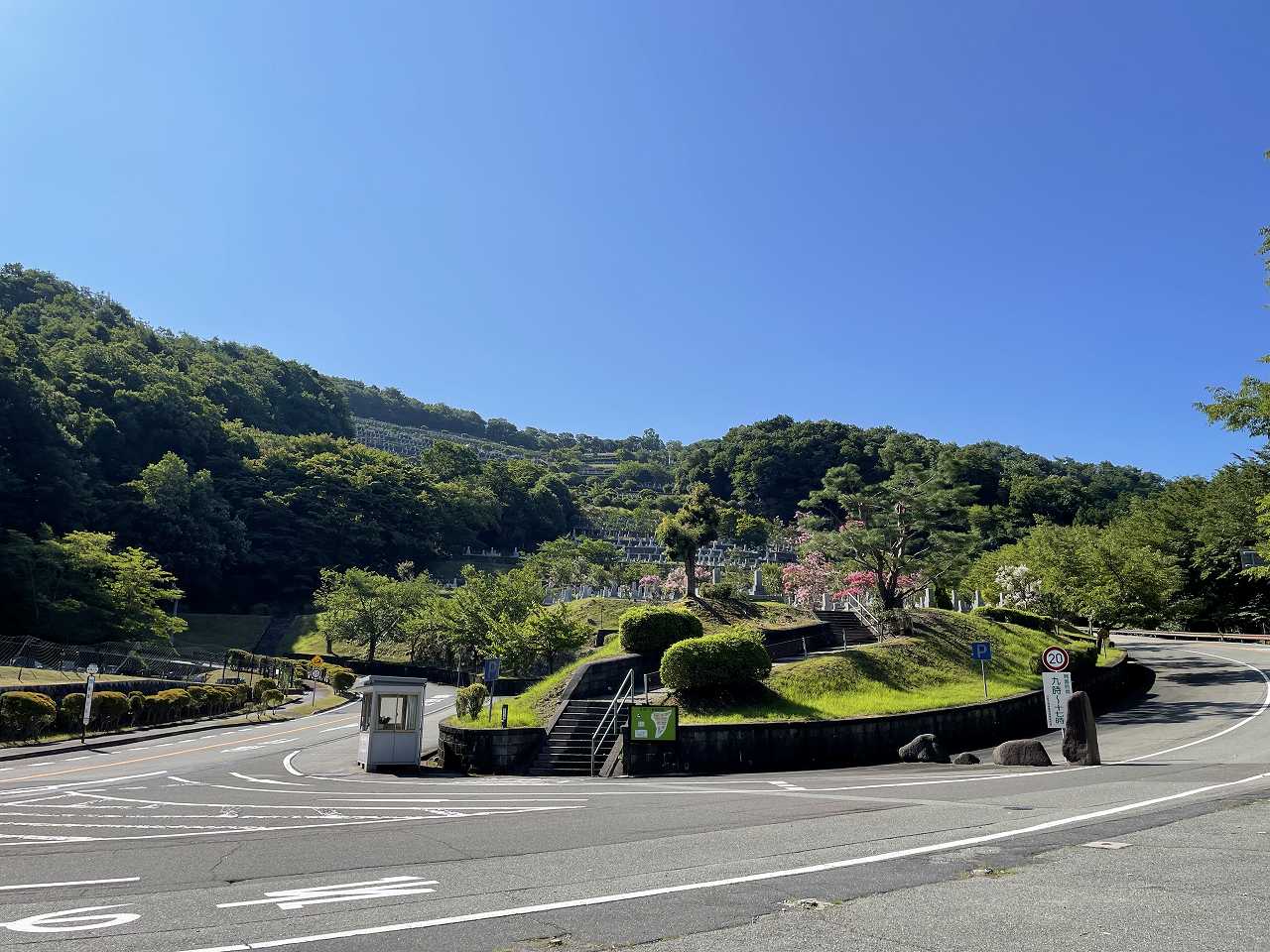 バス通り5区バス停風景