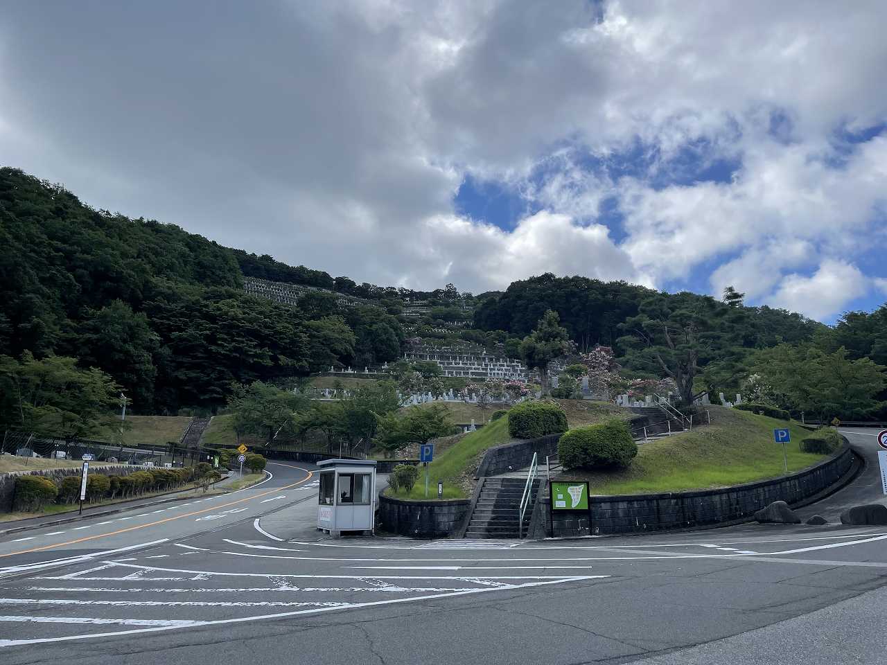 バス通り5区バス停風景