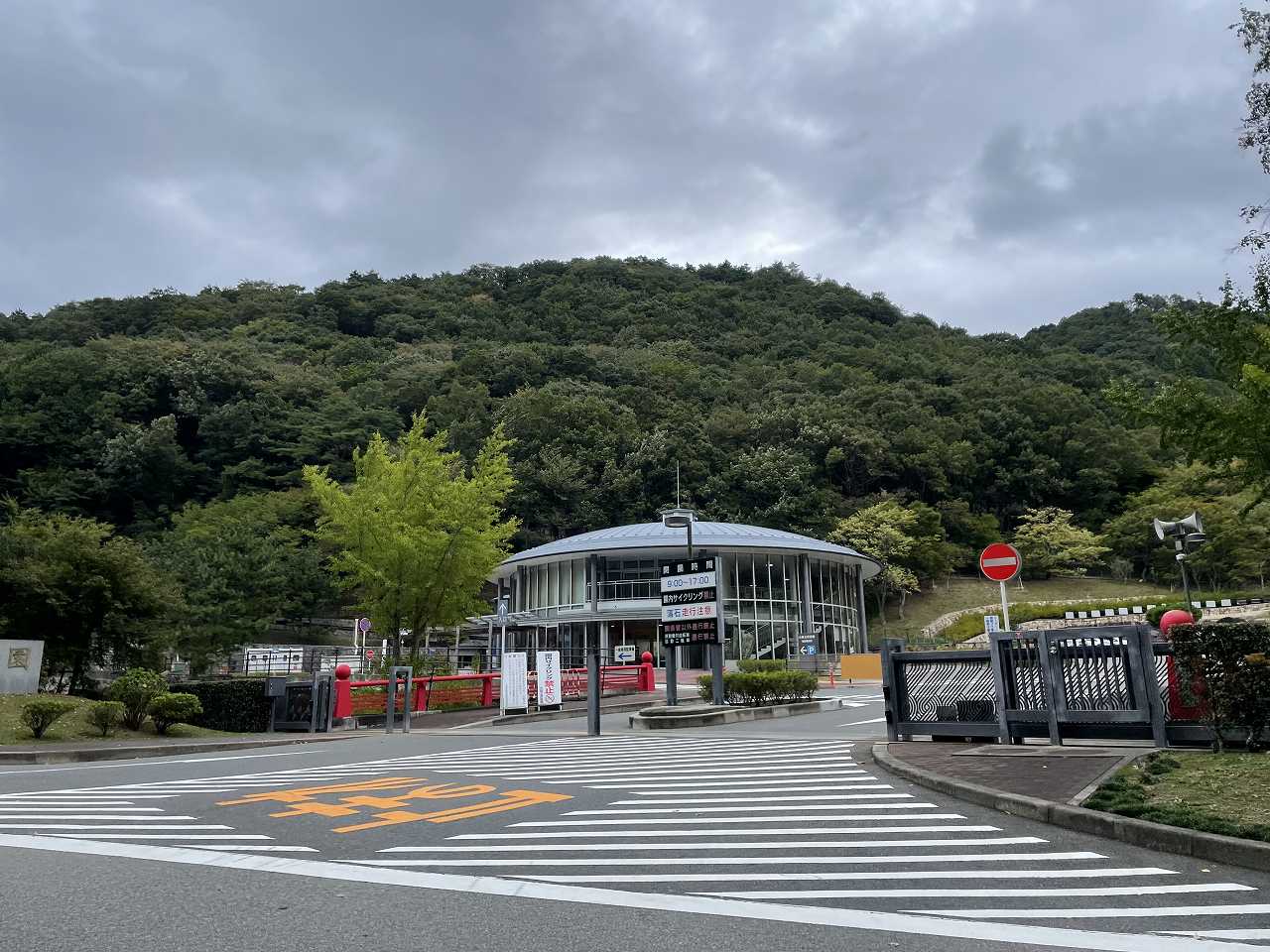 霊園正面入り口・管理事務所