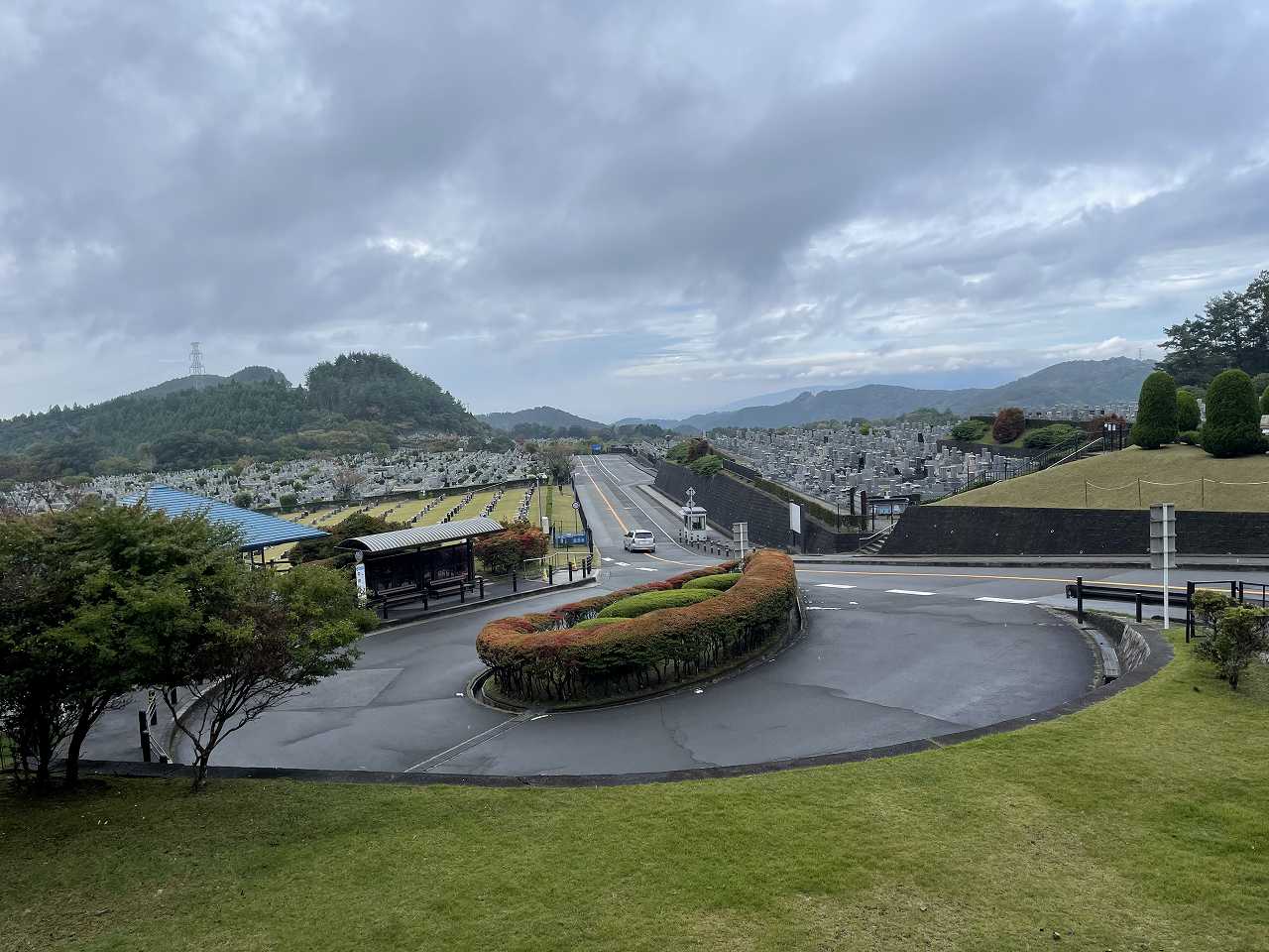 霊園北口バス停風景