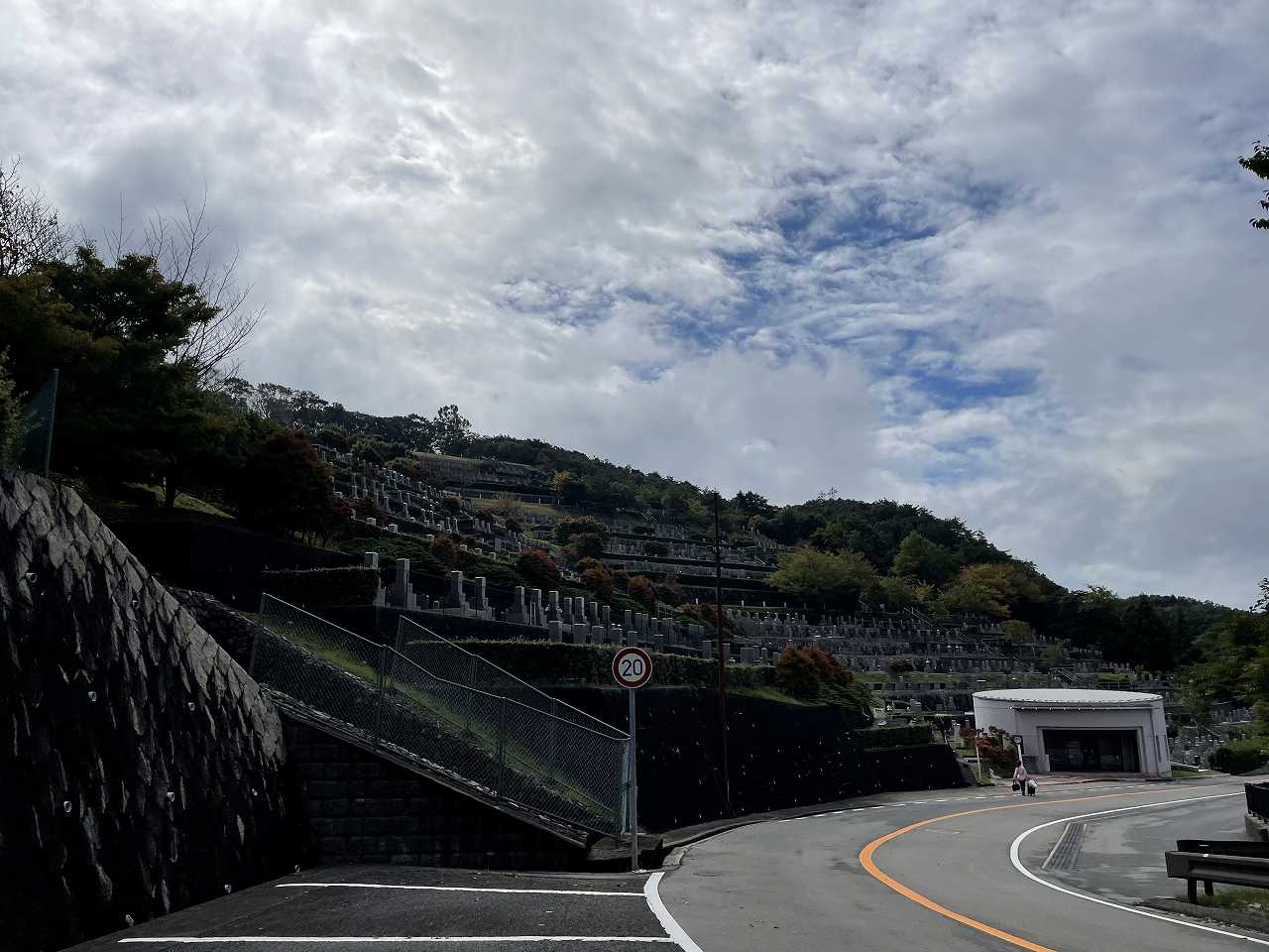 バス通り　7区バス停風景