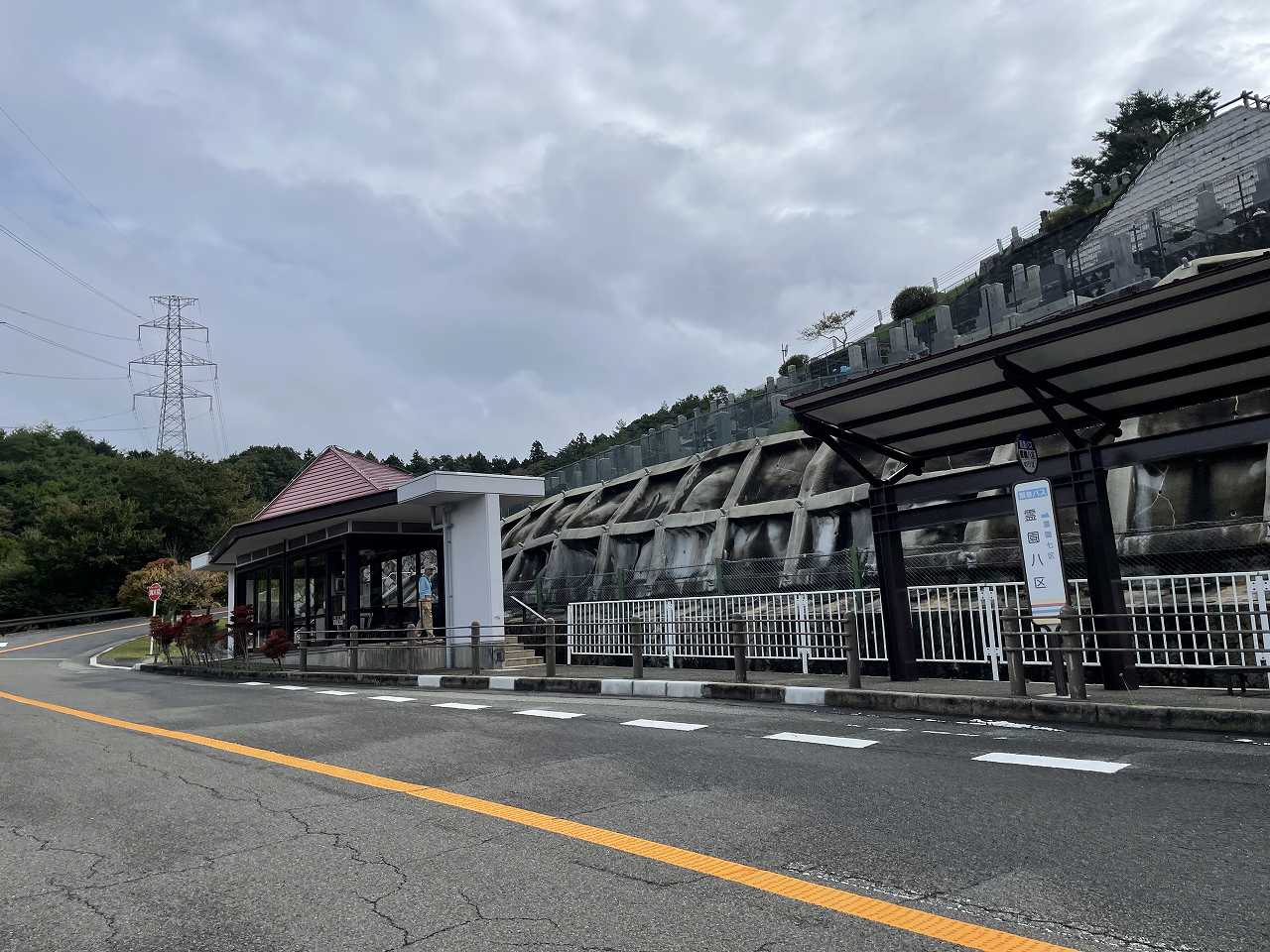 階段墓所・8区バス停風景