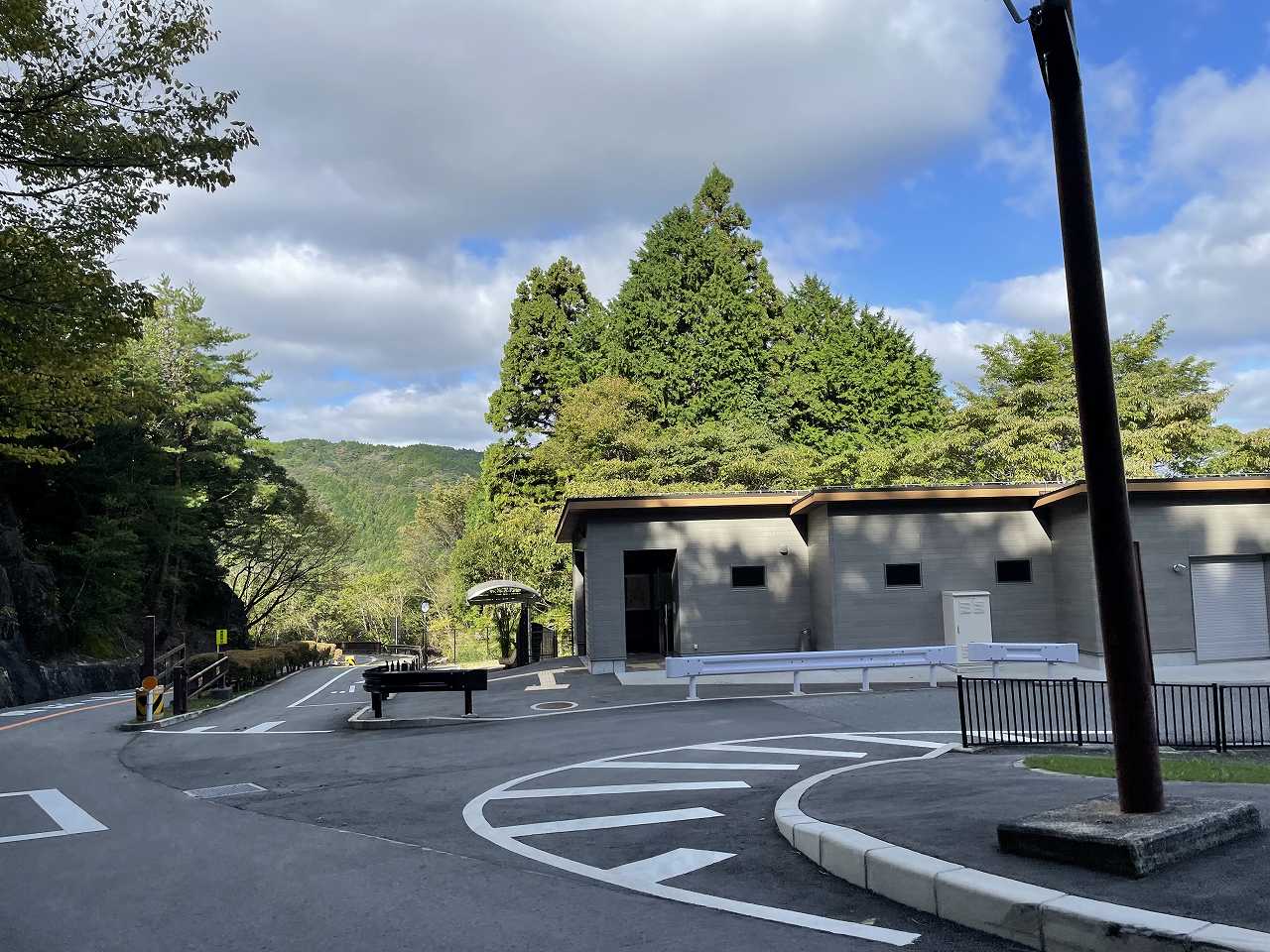 バス通り・10区バス停風景