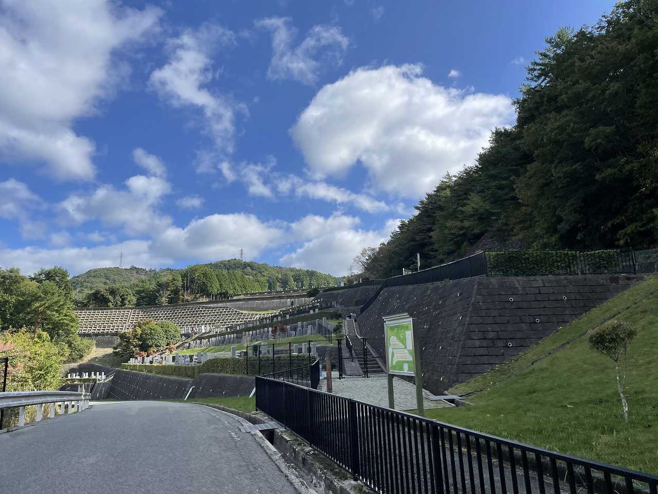 10区バス停から10区墓所風景